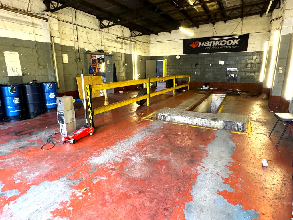 Lot: 58 - FREEHOLD CAR GARAGE/MOT CENTRE - MOT area with inspection pit